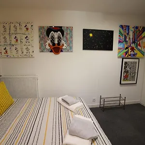 Appartement Pop Artiste Configure En Galerie Dart A 200 M Du Centre Avec Parking Prive Et Securise Gratuit Dans Copropriete, Avignon